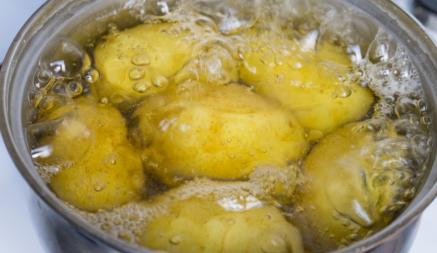 Добавьте полстакана этого в кипящую воду с картофелем. Вы не пожалеете
