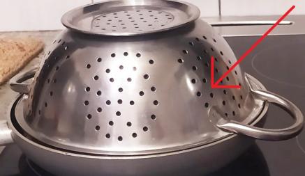 Зачем сковороду с мясом накрывать дуршлагом? Вот почему это важно в первые секунды