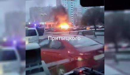 Какая конкретно машина горит, разглядеть на опубликованных кадрах